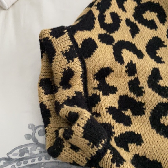 NWOT Leopard knit sweater / cape with clasp. One size fits most. - Picture 12 of 12